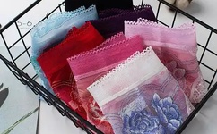 美女脱了内裤打开腿让男人玩